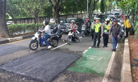 Perbaikan Jalan Rusak Di Percepat Oleh Polisi Dan Dinas Bina Marga