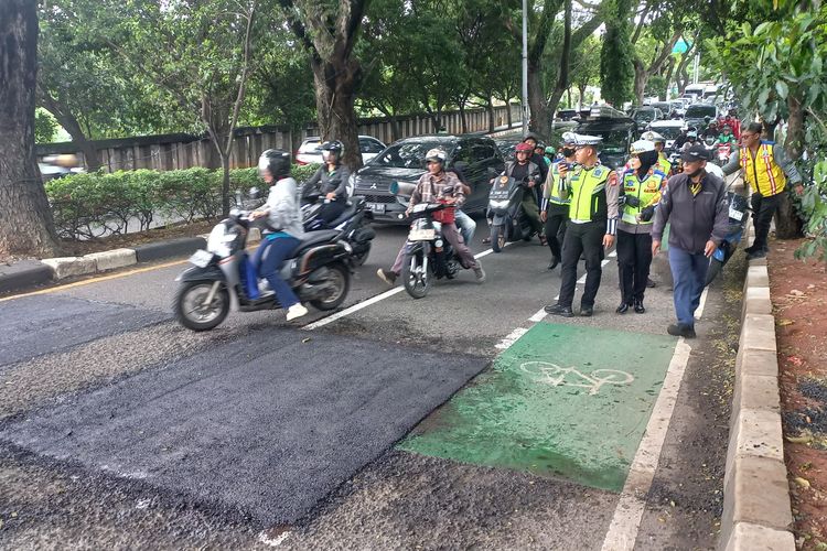Perbaikan Jalan Rusak Di Percepat Oleh Polisi Dan Dinas Bina Marga