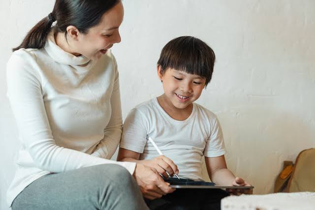 Penggunaan Gadget: Pentingnya Pendampingan Dari Orang Tua